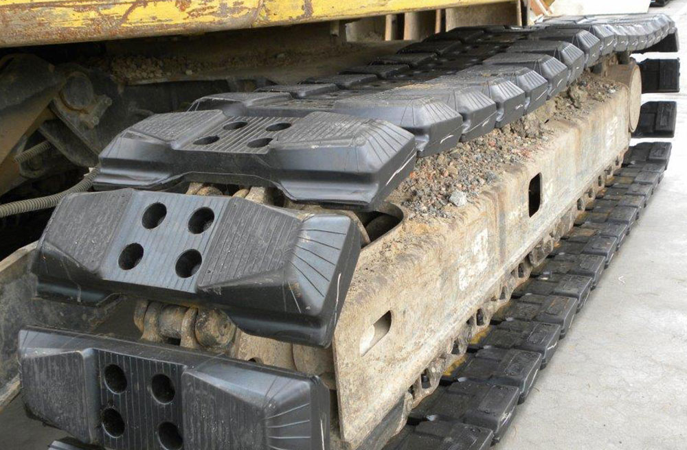 Chain on rubber track pads / Excavator track pads