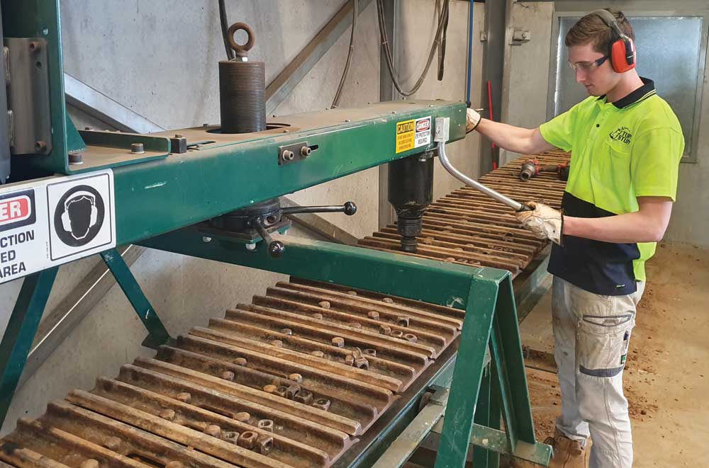 Track fitting, Pad fitting, Track shoe changeovers, Undercarriage service, Undercarriage repair